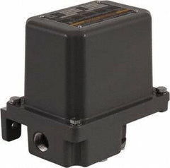 Square D - 1, 7, 9 and 3R NEMA Rated, 20 to 40 psi, Electromechanical Pressure and Level Switch - Adjustable Pressure, 575 VAC, L1-T1, L2-T2 Terminal, For Use with Square D Pumptrol - All Tool & Supply